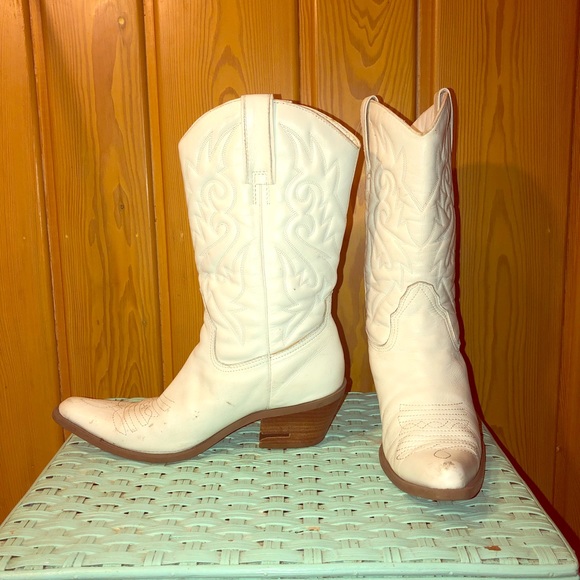 Shoes - Vintage white cowboy boots leather pull on western